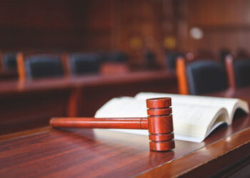 Αυστηροποίηση ποινών: Τι προβλέπεται για αδικήματα ενδοοικογενειακής βίας και εμπρησμού