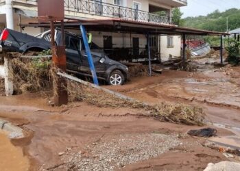 «Διαλύεται» η Ελλάδα μας: 100 εγκλωβισμένοι, γυναίκες, βρέφη και παιδιά, 4 νεκροί, αποκλεισμένες πόλεις και βοήθεια από πουθενά