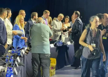 ΔΕΘ 2023: Μοίρασαν γάντια και κουβέρτες στους δημοσιογράφους λίγο πριν τη συνέντευξη τύπου του Κυριάκου Μητσοτάκη