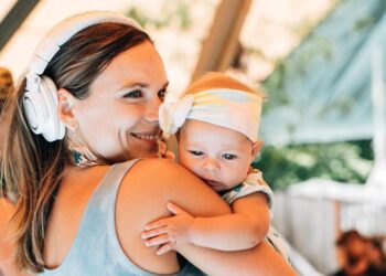 Μαμά DJ θηλάζει την κόρη της on stage και γίνεται viral -Παίζει ταυτόχρονα μουσική, χορεύει και εμπνέει