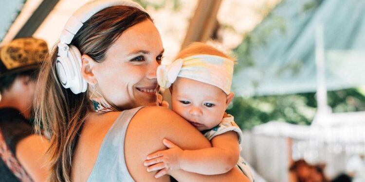 Μαμά DJ θηλάζει την κόρη της on stage και γίνεται viral -Παίζει ταυτόχρονα μουσική, χορεύει και εμπνέει