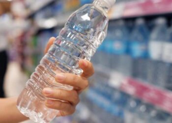 Πλαφόν στην τιμή πώλησης των εμφιαλωμένων νερών στη Θεσσαλία