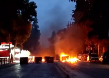 Βίντεο: Φωτιές και επεισόδια έξω από φοιτητική εστία στα Ιλίσια για τις εκκενώσεις καταλήψεων