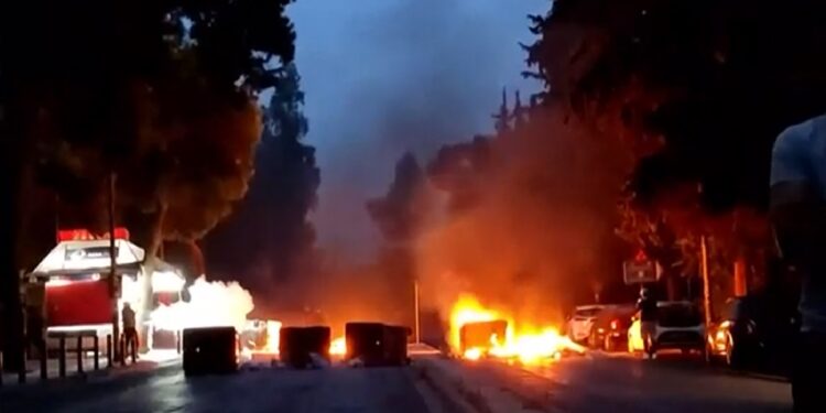 Βίντεο: Φωτιές και επεισόδια έξω από φοιτητική εστία στα Ιλίσια για τις εκκενώσεις καταλήψεων