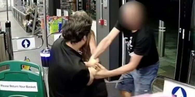 Βρετανία: Επιτέθηκε με βελόνες σε προσωπικό σούπερ μάρκετ – Βρέθηκαν θετικοί στον HIV