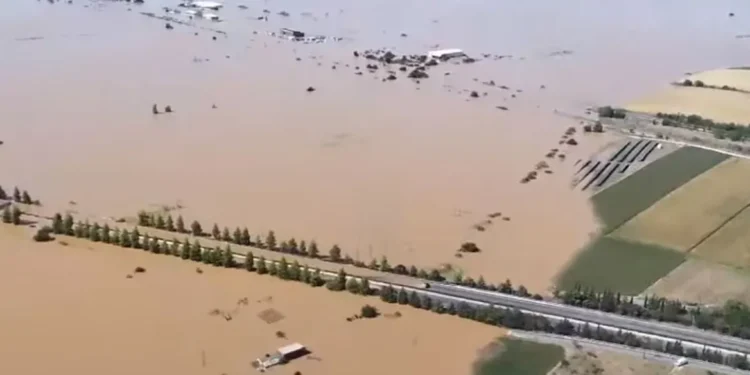 Παραμένει κλειστή και πλημμυρισμένη η Εθνική Οδός Αθήνας-Θεσσαλονίκης – Δείτε βίντεο