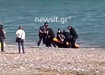 Βόρεια Εύβοια: Η στιγμή που βγάζουν στη στεριά το άψυχο σώμα του πιλότου του μοιραίου ελικοπτέρου