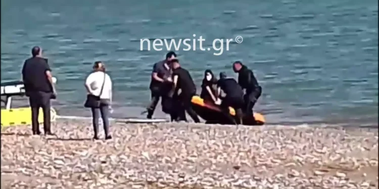 Βόρεια Εύβοια: Η στιγμή που βγάζουν στη στεριά το άψυχο σώμα του πιλότου του μοιραίου ελικοπτέρου