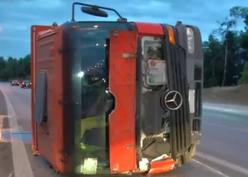 Θεσσαλονίκη: Φορτηγό ντελαπάρισε στην Περιφερειακή Οδό – Στο νοσοκομείο ο οδηγός