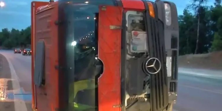 Θεσσαλονίκη: Φορτηγό ντελαπάρισε στην Περιφερειακή Οδό – Στο νοσοκομείο ο οδηγός
