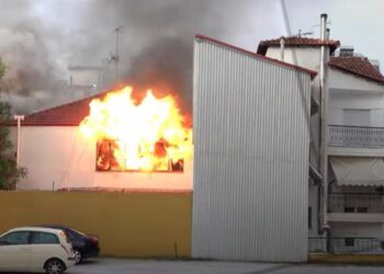 Φωτιά και εκρήξεις σε διώροφη κατοικία στο κέντρο του Κιλκίς (VIDEO)
