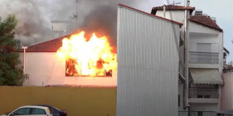 Φωτιά και εκρήξεις σε διώροφη κατοικία στο κέντρο του Κιλκίς (VIDEO)