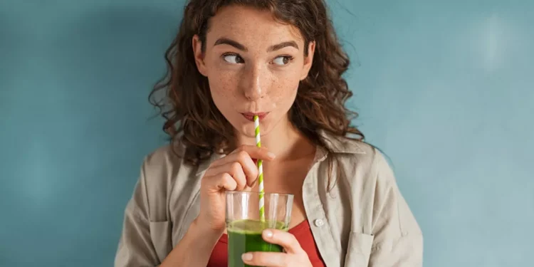 Χάρτινα καλαμάκια: Γεμάτα επιβλαβή «παντοτινά» χημικά – Επικίνδυνα για το ήπαρ