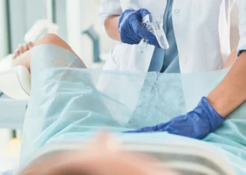 Γαλλία: Γυναικολόγος αρνήθηκε να εξετάσει μία τρανς και μπήκε στο στόχαστρο ακτιβιστών