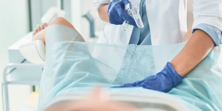 Γαλλία: Γυναικολόγος αρνήθηκε να εξετάσει μία τρανς και μπήκε στο στόχαστρο ακτιβιστών