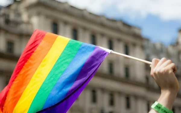 Δήμος Αθηναίων: Δημιουργείται ο πρώτος ξενώνας φιλοξενίας αστέγων και ευάλωτων ΛΟΑΤΚΙ+ ατόμων