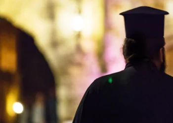 Επίθεση ιερέα σε τρανς που είχε πάει σε συσσίτιο: Κατηγορείται για εξύβριση με ρατσιστικά χαρακτηριστικά, ολόκληρος ο διάλογος