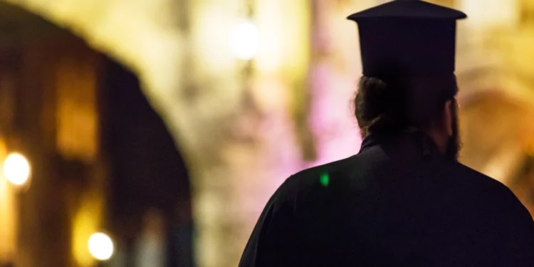 Επίθεση ιερέα σε τρανς που είχε πάει σε συσσίτιο: Κατηγορείται για εξύβριση με ρατσιστικά χαρακτηριστικά, ολόκληρος ο διάλογος