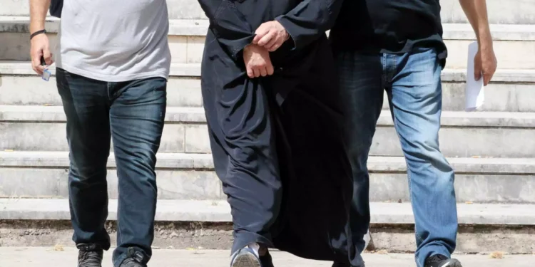Χαλκίδα: Συνελήφθη παπάς διευθυντής ορφανοτροφείου – Απείλησε με βέργα 12χρονο φιλοξενούμενο στο ίδρυμα