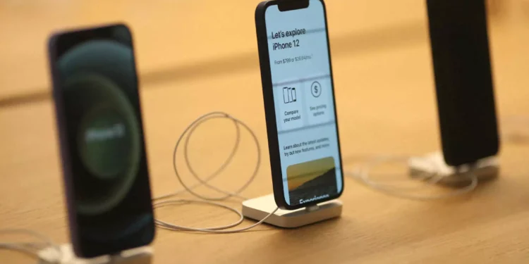 iPhone 12: Ανησυχία για την ακτινοβολία, σενάρια για απαγόρευση και σε άλλες χώρες εκτός της Γαλλίας