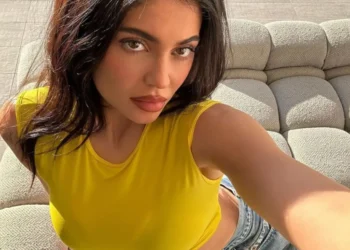 Κάιλι Τζένερ: Τόπλες στη νέα της φωτογράφιση