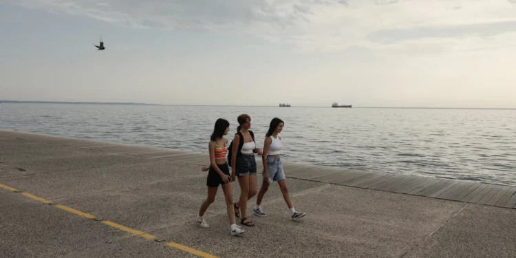 Καιρός: Ζέστη και μποφόρ ως το Σάββατο -Δείτε αναλυτική πρόβλεψη