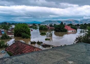 Σοκαριστικές εικόνες στην Καρδίτσα: Ανέβηκαν στη στέγη για να σωθούν στη Μεταμόρφωση