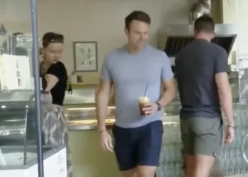 Η πρώτη εμφάνιση Κασσελάκη μετά τη νίκη: Για καφέ με βερμούδα, παρέα με τον σύντροφό του και το σκύλο(Βίντεο)