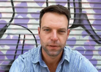 Δείτε βίντεο: Το μήνυμα Κασσελάκη κατά της ομοφοβίας για το σχόλιο «αδερφές και παλικάρια γίνανε μαλλιά κουβάρια»