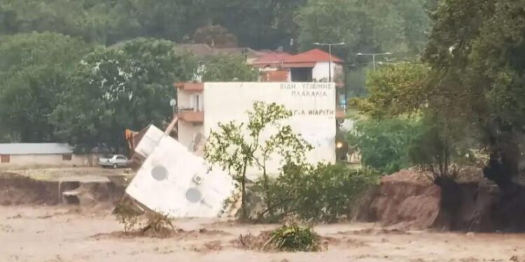 Κακοκαιρία Daniel: Κατέρρευσε διώροφο κτίριο στο Μουζάκι Καρδίτσας (ΦΩΤΟ)