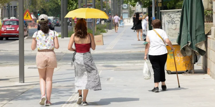 Καιρός: Καλοκαιρινές θερμοκρασίες και σήμερα -Έως 33 βαθμούς ο υδράργυρος