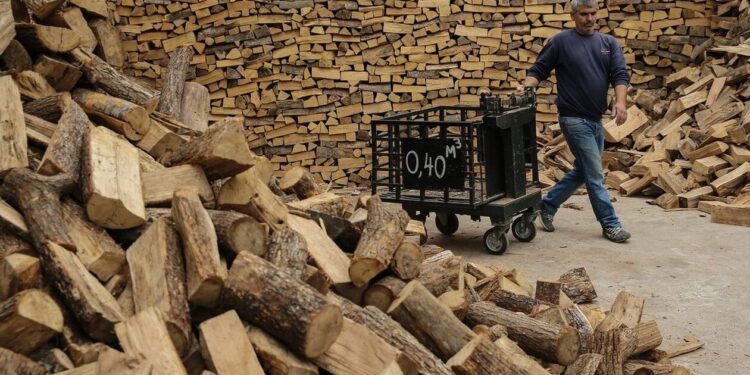 Καυσόξυλα: Πού κινούνται οι τιμές – Τι λέει έμπορος πώλησης ξύλων