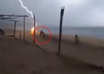 Βίντεο που «κόβει» την ανάσα: Η στιγμή που κεραυνός σκοτώνει δύο ανθρώπους σε παραλία