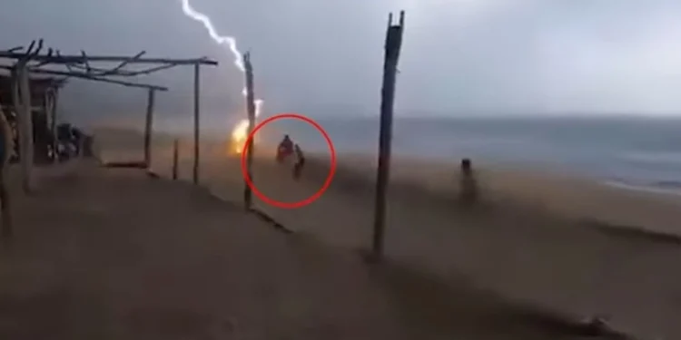 Βίντεο που «κόβει» την ανάσα: Η στιγμή που κεραυνός σκοτώνει δύο ανθρώπους σε παραλία
