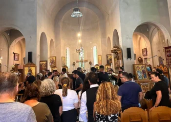 Blue Horizon: Το τελευταίο «αντίο» στον Αντώνη Καργιώτη στην Κρήτη, λιποθύμησε ο ένας αδερφός του