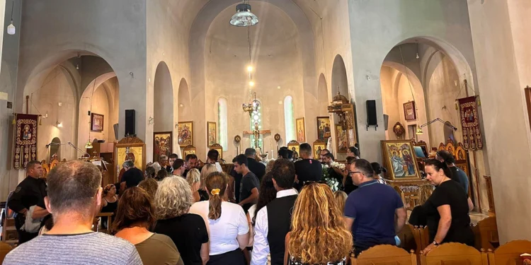 Blue Horizon: Το τελευταίο «αντίο» στον Αντώνη Καργιώτη στην Κρήτη, λιποθύμησε ο ένας αδερφός του