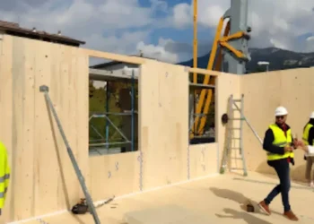 Ξύλινα σπίτια αντί για κοντέινερ η λύση για τους πληγέντες από πλημμύρες και φωτιές