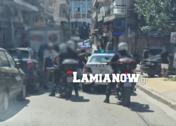 Άγριο ξύλο στο κέντρο της Λαμίας: Περίπου 40 άτομα συνεπλάκησαν με λοστάρια και καδρόνια – Δείτε βίντεο