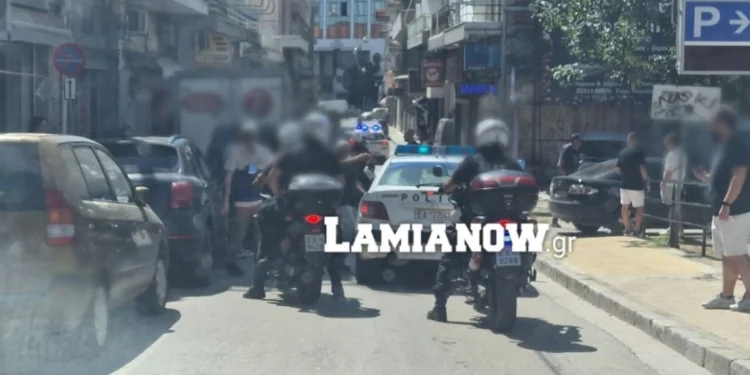 Άγριο ξύλο στο κέντρο της Λαμίας: Περίπου 40 άτομα συνεπλάκησαν με λοστάρια και καδρόνια – Δείτε βίντεο