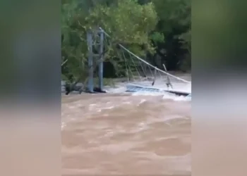 Κακοκαιρία – Λάρισα: Από ένα συρματόσχοινο κρέμεται η πεζογέφυρα της Κοιλάδας των Τεμπών, κλειστή παραμένει η Εθνική Οδός