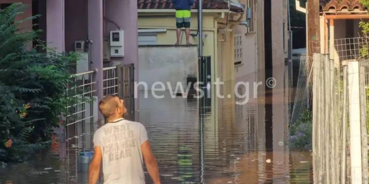 Κακοκαιρία Daniel – Λάρισα: Εκκενώνονται Φαλάνη, Δασοχώρι και Κουλούρι – Πλημμύρες μέσα στην πόλη