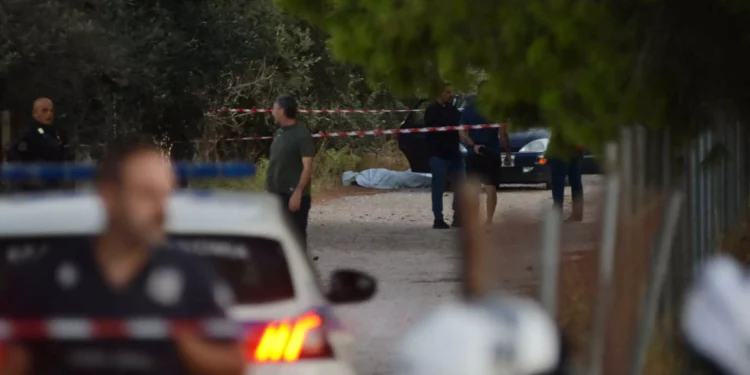 Λούτσα: 60 σφαίρες από τουλάχιστον 3 όπλα «γάζωσαν» τους 6 – Τα πρώτα ευρήματα στο αυτοκίνητο