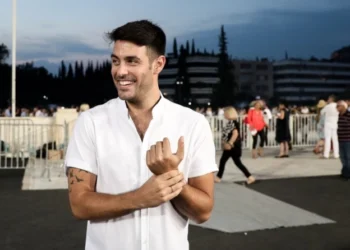 Μαρτάκης: «Θαυμάστρια μου ζήτησε να υπογράψω στο στήθος της, μου ξεβίδωναν τις πινακίδες από το αυτοκίνητο» (vid)