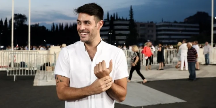 Μαρτάκης: «Θαυμάστρια μου ζήτησε να υπογράψω στο στήθος της, μου ξεβίδωναν τις πινακίδες από το αυτοκίνητο» (vid)