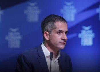 Ντροπή: Ανήλικα παιδάκια μοιράζουν φυλλάδια υποψήφιας του Μπακογιάννη στον ηλεκτρικό!