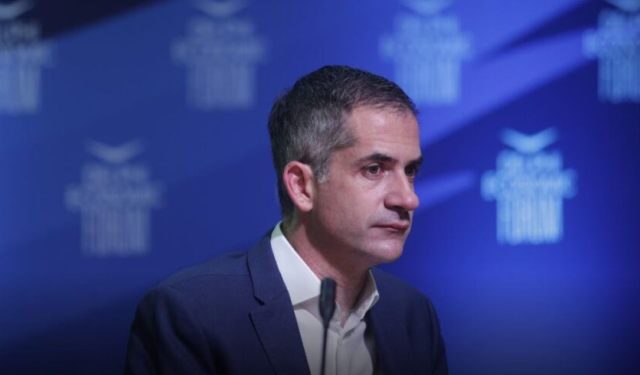 Ντροπή: Ανήλικα παιδάκια μοιράζουν φυλλάδια υποψήφιας του Μπακογιάννη στον ηλεκτρικό!