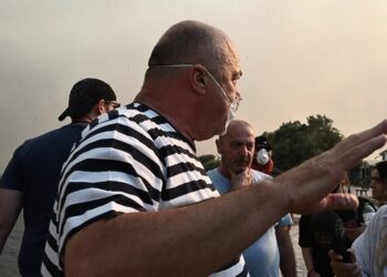 Η κόντρα Μπέου – ΚNΕ καλά κρατεί: Από τα «γραφικά κομματόσκυλα» μέχρι τη «λάσπη στο στόμα του»