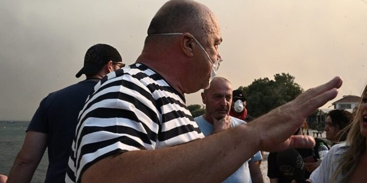 Η κόντρα Μπέου – ΚNΕ καλά κρατεί: Από τα «γραφικά κομματόσκυλα» μέχρι τη «λάσπη στο στόμα του»