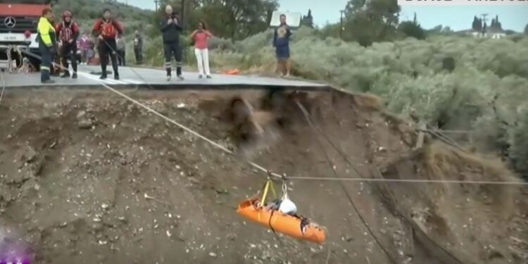 Αποκομμένο το Πήλιο -Η ΕΜΑΚ περνά νεφροπαθείς με συρματόσχοινα πάνω από τον κομμένο δρόμο [βίντεο]