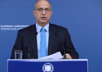 Οικονόμου: «Λευκό αδειανό πουκάμισο ο Κασσελάκης»